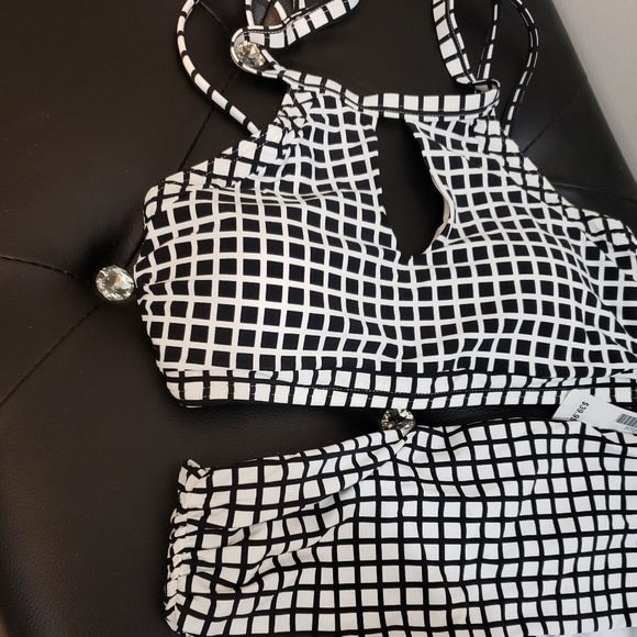 Gorgeous bikini. - Picture 2 of 4